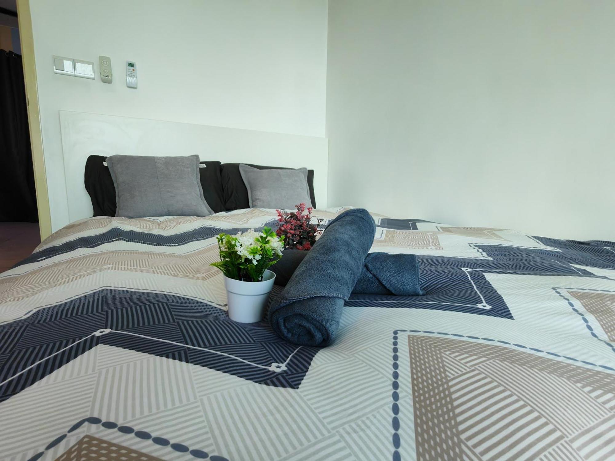 Modern Comfy Room-9pax Apartment